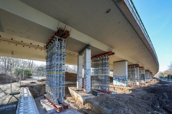 Dank speziellem Verfahren: Lasuv will beim Abriss der Agra-Brücke ohne Sperrung auskommen - Metallkonstruktionen stützen vorerst den östlichen Strang der baufälligen Brücke der B 2 über den Agra-Park in Markkleeberg. Der westliche Strang dahinter wird zuerst abgerissen.
