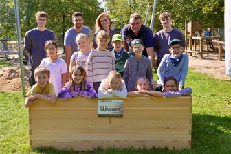 Dank Sponsor: Zwei Hochbeete für Hort in Stollberg - Bei der Hochbeet-Einweihung im Hort „Am Park der Sinne“ – hinten Mitte die Einrichtungsleiterin Natallia Muliaronak, rechts daneben Steve Wagner, der Geschäftsführer Schreinerei & Metallbau Wagner.
