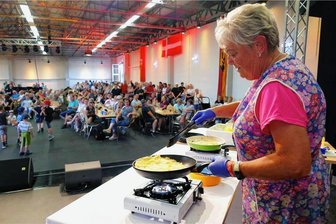 Dank Telefonjoker: Zwei Debütanten jubeln beim 1. Gelenauer Backsbackwettbewerb - Vor mehr als 300 Besuchern stellte sich auch Birgit Hofmann – in alter Küchenschürze – der Herausforderung.