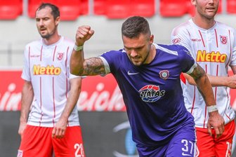 Pascal Testroet vom FC Erzgebirge jubelt nach seinem Treffer zum 1:1 gegen Regensburg.