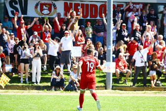 Dank Traumtor: Fast-Veilchen greift nach dem Double - Nach seinem Traumtor zum 1:0 wird der Neudorfer Thomas Löser von den Fans gefeiert.