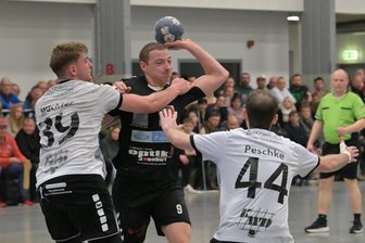 Dank überragender zweiter Halbzeit: Zwönitzer Verbandsligahandballer zwingen Spitzenreiter in die Knie - Nico Langer (Mitte) drehte in der Schlussphase richtig auf. Am Ende hatte der Zwönitzer vier Tore auf seinem Konto stehen.