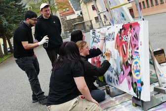 Dank Urban-Art-Projekt: Zschopauer Schüler werden zu Graffiti-Künstlern - Unter Anleitung von Künstler Benjamin Butter (hinten) gestalteten die Zschopauer Schüler vier Wände.