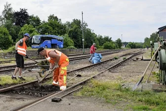 Dank vieler Helfer: Bergstadtexpress dampft bald zum größten Volksfest der Region in Freiberg - In zwei Arbeitseinsätzen haben 15 Männer und Frauen die Bahnstationen Zug und Brand-Erbisdorf für den Bergstadtexpress auf Vordermann gebracht.