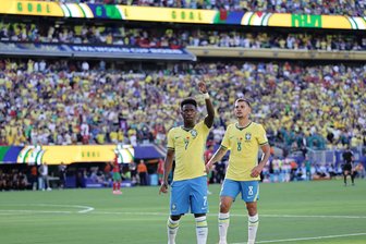 Dank Vinícius Júnior: Brasilien wendet Fehlstart ab - Vinícius Júnior (l.) ist Brasiliens große Offensiv-Hoffnung bei der WM.