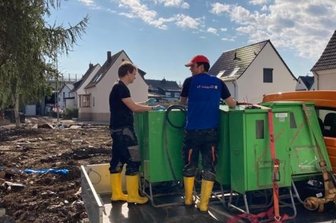 Dank "Vogtland hilft" fließt in Überflutungsgebiet wieder Strom - Helfer bringen Stromverteilerkästen, um vor Ort eine provisorische Energieversorgung aufzubauen.