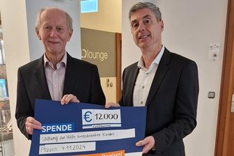 Dank Volksbank-Firmenlauf im Vogtland: 12.000 Euro für krebskranke Kinder - Sichtlich erfreut nahm der Vorsitzende der Stiftung, Tassilo Lenk (links), den symbolischen Spendenscheck aus den Händen von Andreas Hostalka, Vorstandsmitglied der Volksbank Vogtland-Saale-Orla, entgegen.