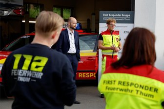 Dank zahlreicher Spenden: Ersthelfer im Erzgebirge erhalten eigenes Auto - Teamleiter Max Bärthel und Bürgermeister Thomas Mauersberger (l.) bei der Übergabe des Fahrzeuges.