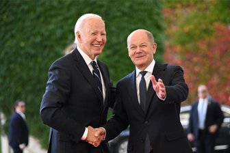 Danke, danke, danke: Der besondere Abschied des Joe Biden - In aller Freundschaft: US-Präsident Joe Biden wird von Bundeskanzler Olaf Scholz (SPD) am Kanzleramt begrüßt. Es ist der erste bilaterale Besuch Bidens in Deutschland in seiner knapp vierjährigen Amtszeit.