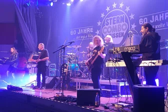 „Danke, dass ihr uns nicht vergessen habt“: Stern-Combo Meißen von Standing Ovations in Zwickau sichtlich gerührt - Die Stern-Combo Meißen feierte im ausverkauften Gasometer ihr Jubiläum.