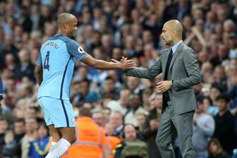 "Danke Pep": Warum Kompany Lehrmeister Guardiola würdigt - Vincent Kompany (l) war Pep Guardiolas Kapitän bei Manchester City. (Archivbild)