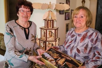 Danke-Stollen für 80-Jährige: "Helfen ist ihr Lebensmotto" - Monika Ronicke (r.) übergibt den Stollen an Gerlinde Schulz.