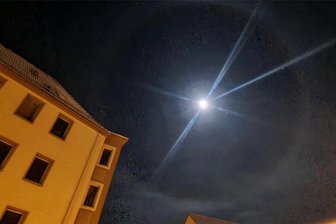 Danke, Winterdienst: Erzgebirger gelingt seltenes Himmelsfoto - Frühaufsteher-Schnappschuss: Am Morgen des 29. November bildete sich dieser Halo über dem Zeller Berg.