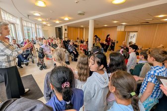 Dankeschön mit Tulpen: Schülerkonzert im Haus Elisabeth in Freiberg - Die Schüler der Clemens-Winkler-Grundschule gestalteten einen Vormittag für Senioren.