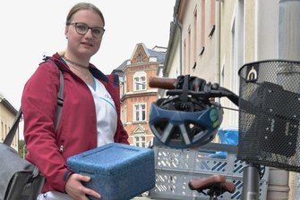 Dann eben mit dem E-Bike: So gewinnt ein Freiberger Pflegedienst Nachwuchs - Pflegehelferin Anne Helene Brückner fährt mit dem E-Bike zu den Kunden. Auf der Mittagsrunde nimmt sie Thermoboxen mit Essen mit.