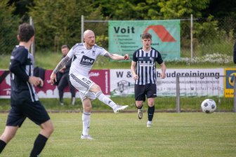 „Dann haben wir da nichts zu suchen“: Trainer des SC Syrau fordert einen klaren Sieg beim Tabellenletzten der Fußball-Sachsenklasse - Syraus Jonas Dettloff zieht ab, scheitert aber. Der SCS will sich beim Tabellenletzten aus der Krise schießen.
