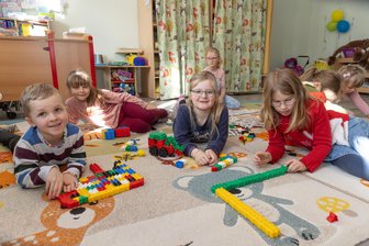 „Dann können wir an unser Ortseingangsschild Rentnerparadies schreiben “ – In Bergstadt im Erzgebirge geht die Angst um - Bei den Kindern im Jöhstädter Ortsteil Steinbach herrscht gute Stimmung. Sie ahnen nichts von den Problemen der Kommune.