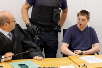 „Dann lud er vor meiner Brust die Pistole durch“: Freiberger Uhrmacher wehrt Überfall ab – Prozess wird neu aufgerollt - Am Donnerstag begann am Landgericht in Chemnitz die Berufungsverhandlung gegen einen mutmaßlichen räuberischen Erpresser.