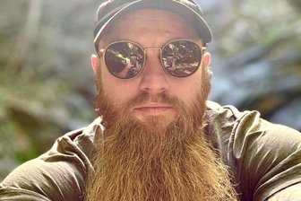 „Dann sind sie zu sehen, die Raketen“: Extremwanderer aus Sachsen hängt im Nahen Osten fest - Robert Friedrich will bis nach Singapur laufen, doch aktuell befindet er sich mitten in einer Krisenregion.