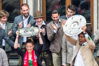 Dante kehrt zum FC Bayern München zurück - Dante (r) feierte gerne Titel mit dem FC Bayern. (Archivbild)