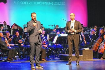 Darauf freuen sich Theatergänger: Seebühne Kriebstein und Musical in Freiberg - Intendant Sergio Raonic Lukovic (l.) und GMD Attilio Tomasello zur Spielzeiteröffnung im Theater Freiberg. Foto: Falk Bernhardt