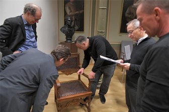 Darauf saß einst Clemens Winkler: Arbeitsstuhl des Germanium-Entdeckers wieder in Freiberg - Freude bei der Rückgabe des Clemens-Winkler-Stuhls an die TU Bergakademie Freiberg nach der Restaurierung durch das Lederzentrum in Rosdorf, vertreten durch Geschäftsführer Lars Pickhardt (M.), und Lederrestaurator Tobias Hundeshagen (r.). Kanzler Jens Then (2. v. r.) und Uniprofessor Edwin Kroke (vorn, l.) erhalten den Stuhl zurück. Filk-Geschäftsführer Michael Meyer hatte den Kontakt vermittelt.