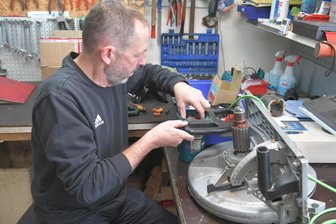 Darauf warten auch die Mittelsachsen: Reparaturbonus für Elektrogeräte - Ein Servicetechniker der Firma Mechanik Busch in Freiberg repariert eine Kreissäge. Auch dafür kann der Reparaturbonus eingesetzt werden.