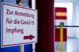 Darf der Staat Menschen im Notfall zur Impfung zwingen? - Darf der Staat seine Bürger zum Impfen verpflichten? Eine Mehrheit der Deutschen befürwortet das laut Umfragen inzwischen.