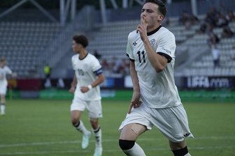 Darf ein deutscher Fußball-Nationalspieler beim Länderspiel Kaugummi kauen? - Doppeltorschütze Said El Mala in der spektakulären Partie gegen England.