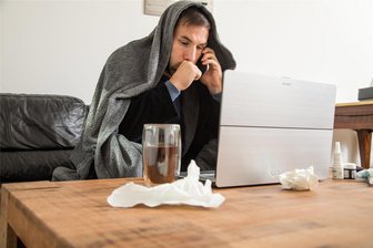 Darf ich krank einkaufen oder raus gehen? - Kann man, muss man aber in der Regel nicht: Anrufe vom Chef entgegennehmen, wenn man krankgeschrieben ist.
