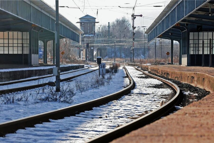"Darf man einem toten Menschen etwas stehlen?" - Der Zwickauer Hauptbahnhof heute. Von hier aus gingen 1945 die Todestransporte. 