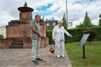 Darf man mutmaßlicher Mörder gedenken? Debatte um neue Infotafel an Faschismus-Mahnmal in Limbach-Oberfrohna - Peter Siegel und Irmgard Eberth haben sich über mehrere Jahre für die Errichtung der Infotafel eingesetzt.