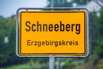 Darf sich diese Stadt im Erzgebirge bald „Bergstreitstadt“ nennen? - Steht bald „Bergstreitstadt“ auf dem Ortsschild von Schneeberg?