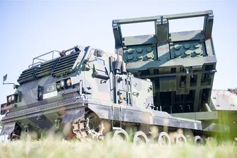Darf Ukraine mit deutschen Waffen auf Ziele in Russland schießen? - Ein Mehrfachraketenwerfer Mars II der Bundeswehr. Die Geschosse haben eine Reichweite von rund 80 Kilometern und könnten etwa von Charkiw aus Ziele in Russland erreichen.