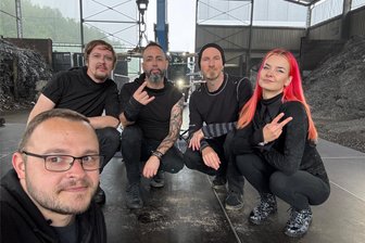 Dark Rock mit Schrottplatz-Flair: In Zwickau gedrehtes Musikvideo „Secret signs“ begeistert Fans - Die Band während einer Drehpause in der Fabrikhalle von Hofmann Metall Zwickau (v. l.): Sven Heinrich, Dirk Mehnert, Jörg „Josh“ Meier, Franziska Fritzsch. Vorn links der Videograf Michael Junghanns.
