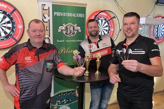 Dart: In Neuwürschnitz fliegen die Pfeile - Mirko Kunze, Andreas Strunz und Andreas Schneider (von links) sind seit Jahren große Dartfans und haben die Weltbesten auch schon live gesehen.