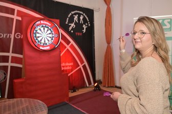 Darts: 3. Brünloser Meisterschaft sorgt für Rekord-Zuschauerzahl - Lisa Grunert aus Schwarzenberg war die einzige Frau im Starterfeld der 3. Brünloser Dartsmeisterschaft.