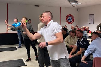 Darts-Marathon im Lengenfelder „Mex“: Rekord-Masters dauern sechseinhalb Stunden - Guter Besuch, gute Stimmung im „Mex“ - vorn Jan Badstübner, der den dritten Platz holte.