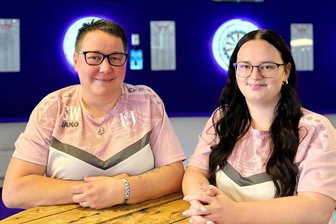 Darts-Sport im Erzgebirge: Das Spiel auf die Scheibe bleibt nicht mehr reine Männersache - Sandra Wolf (l.) und Michelle Wiegand haben bei der BSG Wismut Aue Stealdarts für sich entdeckt. Die beiden Frauen fühlen sich in der Männerdomäne nicht als Außenseiterinnen.