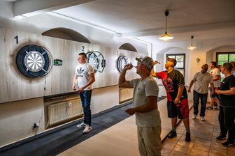 Darts-Verein zieht ins Tuchmacherhaus in Hainichen - Im Erdgeschoss des Hainichener Tuchmacherhauses, wo bis Ende 2023 die Schauwerkstatt empfing, wird seit März Darts gespielt.