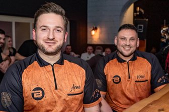 Darts: Vogtländer treffen auf WM-Schreck Arno Merk - Ein WM-Teilnehmer als Gegner: Arno Merk (links). Rechts der Freiberger Markus Keßler.