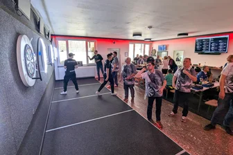 Dartspieler erwecken altes Vereinsheim in Syrau wieder zum Leben - Blick in das House of Darts. Neben sechs Dartboards gibt es Zuschauerplätze, eine Küche mit Imbiss. Auf zahlreichen Monitoren kann das Scoring verfolgt werden.