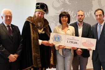 Darüber freut sich auch ein Kurfürst: Spende aus Mittweida für regionale Kultur - Heribert Kosfeld, Thomas Kühn, Uta Siling, Holger Müller und Jan-Christof Bohn (v .l.).