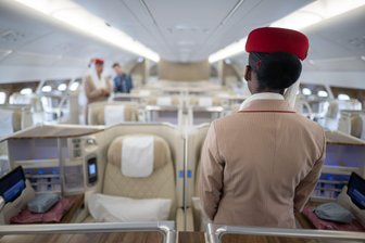 Darum begrüßen Flugbegleiter alle Passagiere - Beim Einsteigen achtet die Crew darauf, ob Passagiere sich auffällig verhalten.