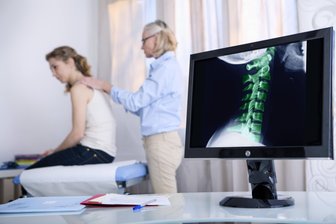 Darum bestellen Ärzte Patienten alle drei Monate ein, auch wenn es medizinisch nicht immer nötig ist - Termine bei Rheumatologen sind laut einer Erhebung des GKV-Spitzenverbands der Krankenkassen besonders schwer zu bekommen. Das Problem ist zu einem gewissen Teil hausgemacht.