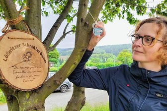 Darum hängt in Lößnitz jetzt ein Schnuller am Baum - Claudia Leutnitz am Lößnitzer Schnullerbaum. Der erste Schnuller, der dort hängt, ist ein alter ihres Sohnes (3).