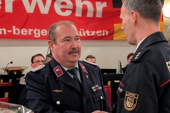 Darum hört Mittelsachsens Feuerwehr-Kreisausbilder Ronald Fischer auf - Kreisbrandmeister Tommy Kühne (r.) dankte Ronald Fischer in Freiberg für 25 Jahre als Kreisausbilder der Feuerwehr.