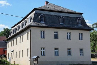 Darum ist das Dach des Rittergutes Bösenbrunn in Deutschland einzigartig - Das Herrenhaus des Rittergutes Bösenbrunn wurde 1727 errichtet. Bald wird ein Riesengerüst den Barockbau komplett überwölben. 