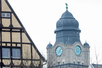 Darum ist der Rathaus-Turm in Plauen zur Nacht der Museen diesmal außen vor - Die Aussichtsplattform des Plauener Rathausturmes ist beliebt – hier ein Blick von der Elsteraue.