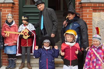 Darum ist Flöhas Oberbürgermeister seinen Schlüssel los - Der Flöhaer Oberbürgermeister Volker Holuscha (Mitte) musste seinen Rathaus-Schlüssel an die kleinen Faschingsfreunde abgeben.